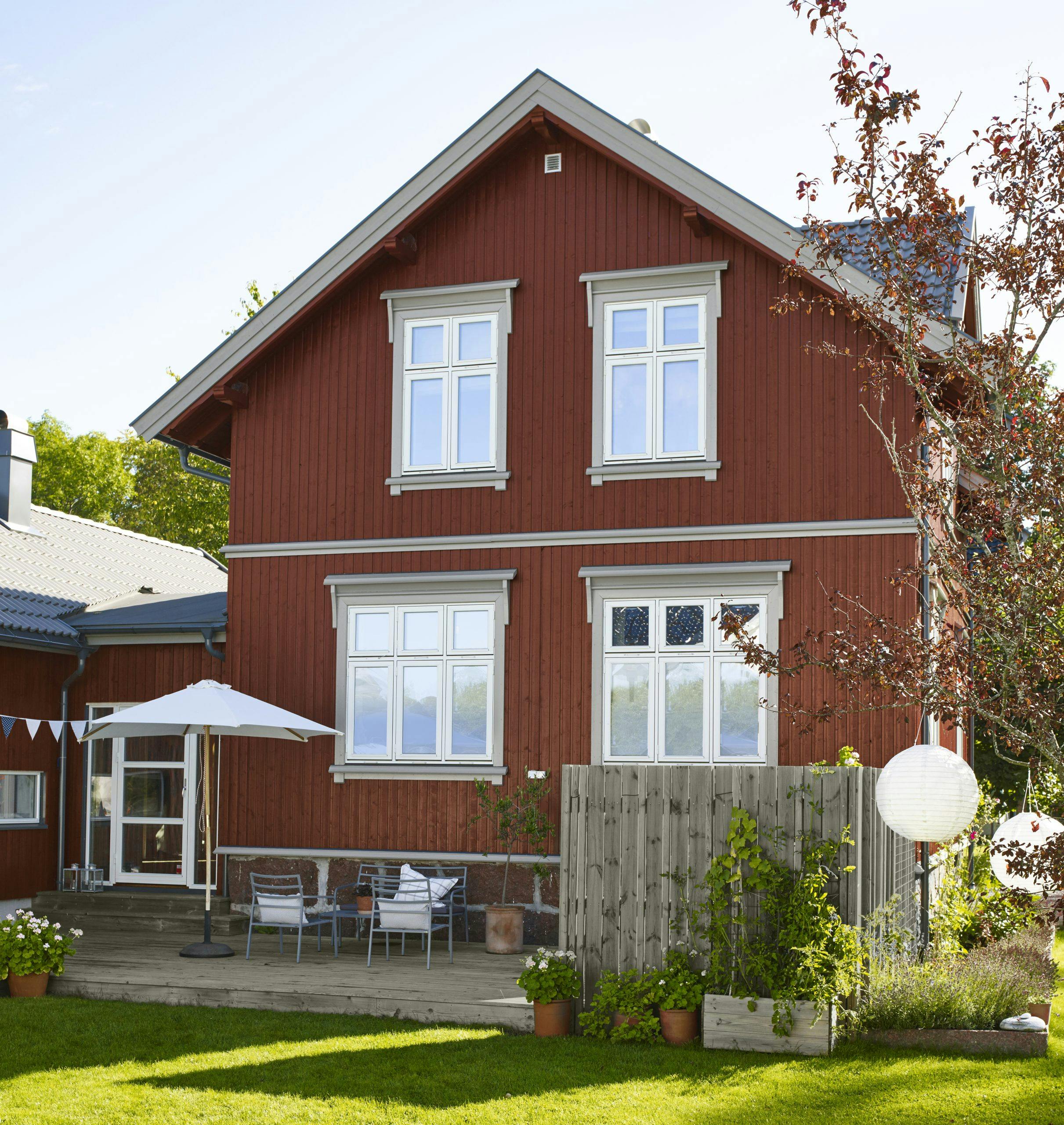 Flere farger til en klassisk stil et hus med rød maling fra Jotun og grå vinduskarmer